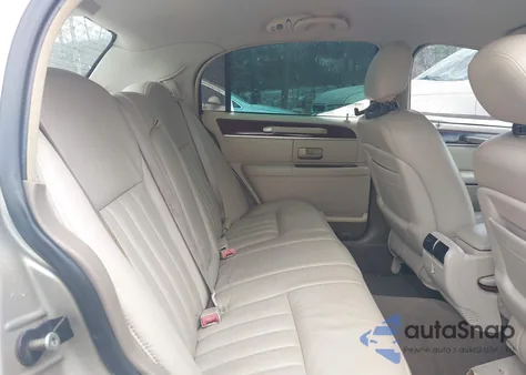 2005 Lincoln Town Car Signature z USA, uszkodzony, nr VIN 1LNHM81W75Y606604